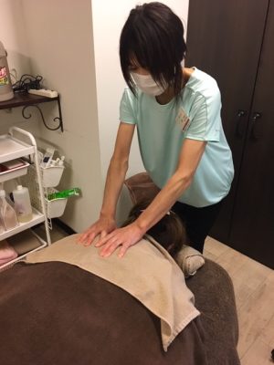 Upper Back Massage　https://www.ankh-jp.com/beauty-esthetic-menu/footcareslimming/
