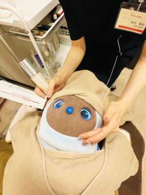 自由が丘クリニック ドクターズコスメ「ホワイトニング エマルジョンセラム」と美白エステ　LOVOT　らむせす君　https://www.ankh-jp.com/ankh-menu-blog/10ankh-merumaga/11640/